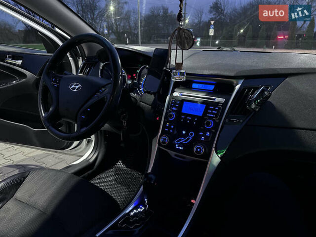 Белый Хендай Соната, объемом двигателя 2.36 л и пробегом 349 тыс. км за 7400 $, фото 10 на Automoto.ua