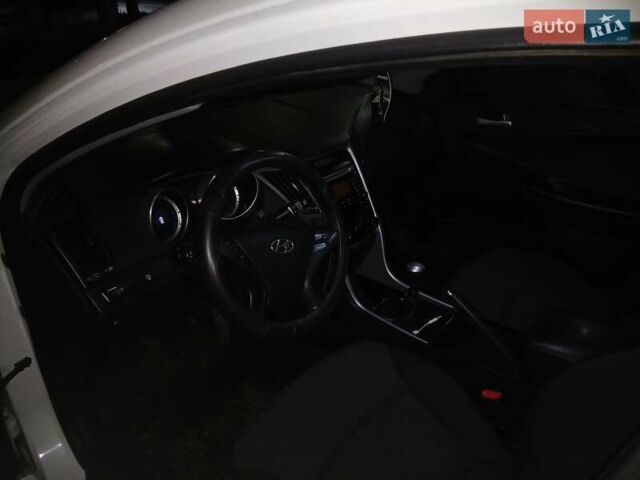 Белый Хендай Соната, объемом двигателя 2 л и пробегом 305 тыс. км за 6300 $, фото 5 на Automoto.ua