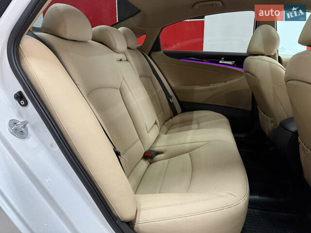 Белый Хендай Соната, объемом двигателя 2.4 л и пробегом 140 тыс. км за 9500 $, фото 12 на Automoto.ua