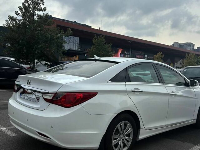 Белый Хендай Соната, объемом двигателя 2.4 л и пробегом 115 тыс. км за 7000 $, фото 3 на Automoto.ua