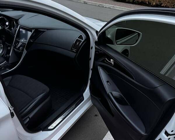 Белый Хендай Соната, объемом двигателя 2.4 л и пробегом 224 тыс. км за 9900 $, фото 13 на Automoto.ua