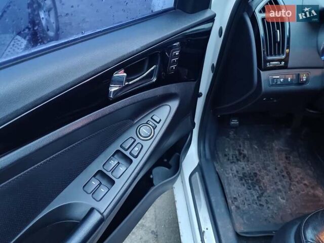 Білий Хендай Соната, об'ємом двигуна 2.36 л та пробігом 218 тис. км за 6399 $, фото 13 на Automoto.ua