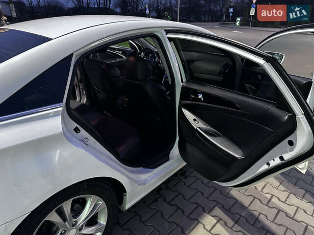 Белый Хендай Соната, объемом двигателя 2.36 л и пробегом 349 тыс. км за 7400 $, фото 8 на Automoto.ua