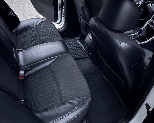 Белый Хендай Соната, объемом двигателя 2.4 л и пробегом 224 тыс. км за 9900 $, фото 12 на Automoto.ua