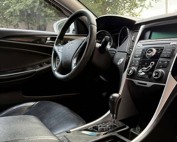 Белый Хендай Соната, объемом двигателя 2.4 л и пробегом 224 тыс. км за 9300 $, фото 8 на Automoto.ua