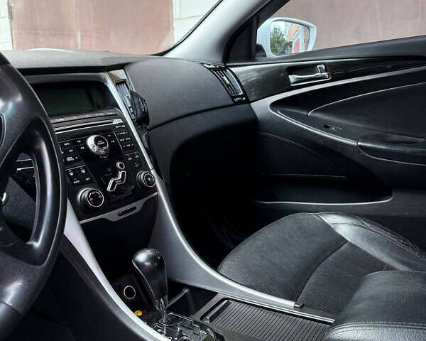 Белый Хендай Соната, объемом двигателя 2.4 л и пробегом 224 тыс. км за 9300 $, фото 13 на Automoto.ua