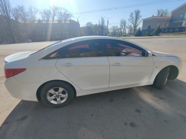 Белый Хендай Соната, объемом двигателя 2 л и пробегом 290 тыс. км за 6000 $, фото 1 на Automoto.ua