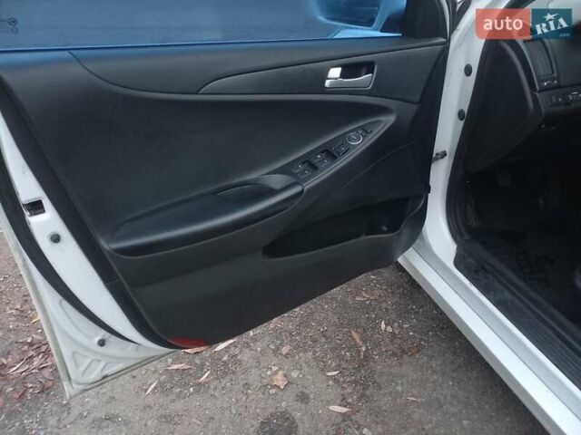Белый Хендай Соната, объемом двигателя 2 л и пробегом 197 тыс. км за 7500 $, фото 6 на Automoto.ua