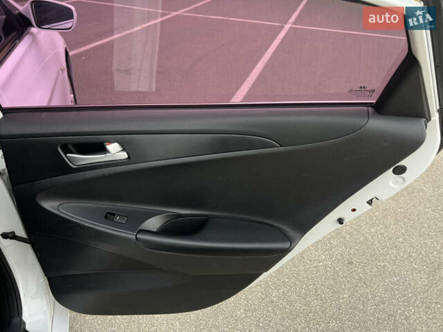 Белый Хендай Соната, объемом двигателя 2 л и пробегом 291 тыс. км за 6500 $, фото 24 на Automoto.ua