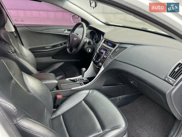 Хендай Соната 2011 в Киеве на Automoto.ua Белый Хендай Соната, объемом двигателя 2 л и пробегом 291 тыс. км за 7600 $, фото 15 на Automoto.ua