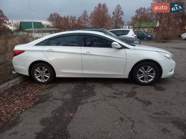 Белый Хендай Соната, объемом двигателя 2 л и пробегом 197 тыс. км за 7500 $, фото 3 на Automoto.ua