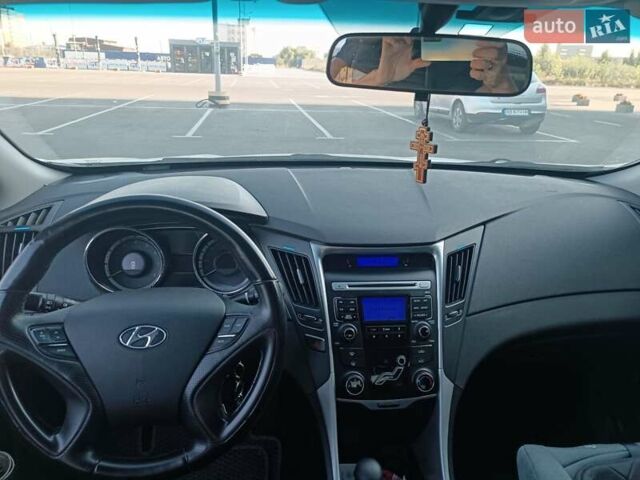 Белый Хендай Соната, объемом двигателя 2 л и пробегом 190 тыс. км за 7900 $, фото 5 на Automoto.ua