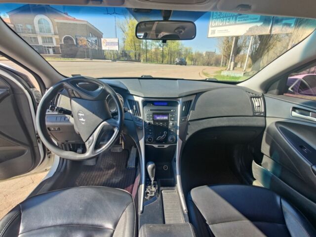 Белый Хендай Соната, объемом двигателя 2 л и пробегом 290 тыс. км за 6000 $, фото 3 на Automoto.ua