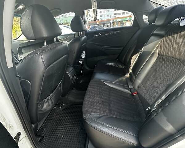 Білий Хендай Соната, об'ємом двигуна 2.36 л та пробігом 197 тис. км за 8000 $, фото 9 на Automoto.ua