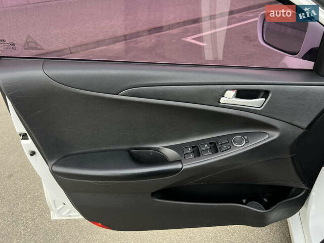 Хендай Соната 2011 в Киеве на Automoto.ua Белый Хендай Соната, объемом двигателя 2 л и пробегом 291 тыс. км за 7600 $, фото 10 на Automoto.ua