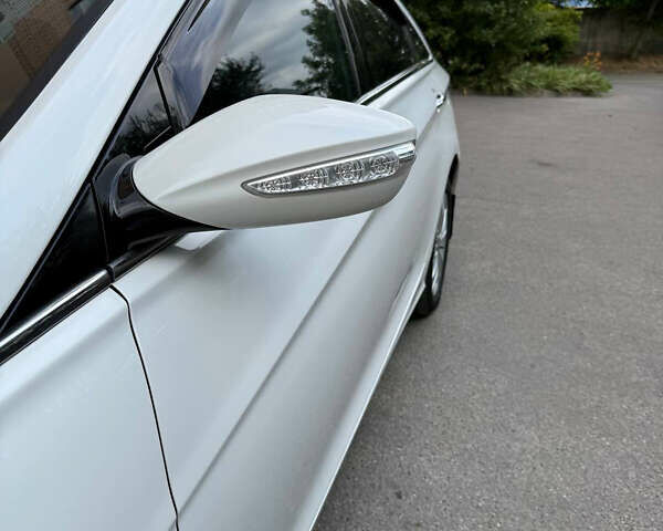 Белый Хендай Соната, объемом двигателя 2.4 л и пробегом 224 тыс. км за 9300 $, фото 5 на Automoto.ua