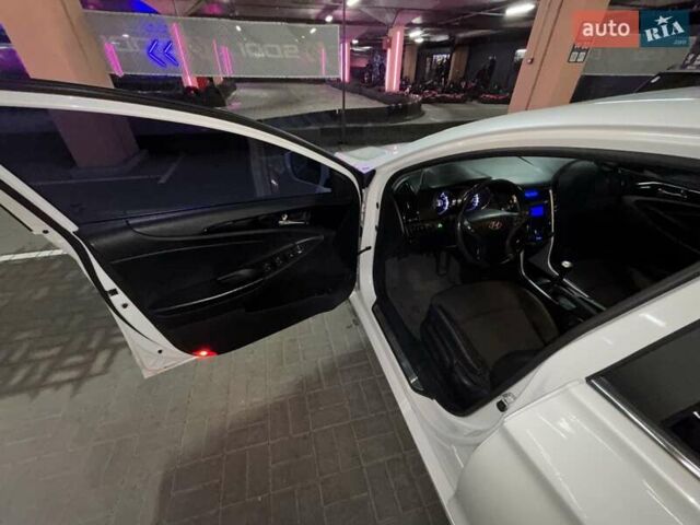 Белый Хендай Соната, объемом двигателя 2 л и пробегом 249 тыс. км за 9500 $, фото 9 на Automoto.ua