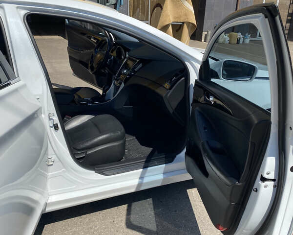 Белый Хендай Соната, объемом двигателя 2 л и пробегом 199 тыс. км за 8500 $, фото 5 на Automoto.ua