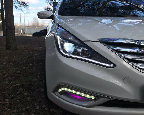 Белый Хендай Соната, объемом двигателя 2.36 л и пробегом 288 тыс. км за 7200 $, фото 5 на Automoto.ua