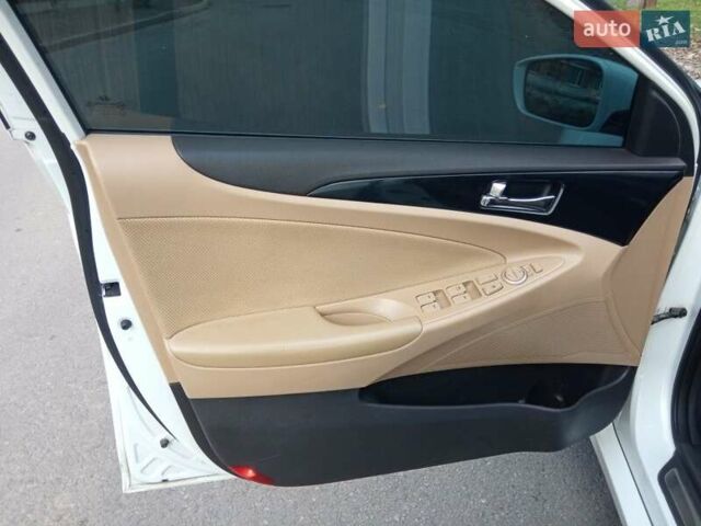 Белый Хендай Соната, объемом двигателя 2.4 л и пробегом 218 тыс. км за 6800 $, фото 11 на Automoto.ua