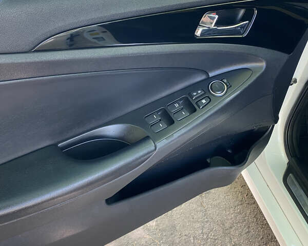 Белый Хендай Соната, объемом двигателя 2 л и пробегом 199 тыс. км за 8500 $, фото 14 на Automoto.ua