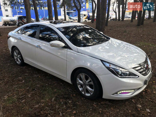 Белый Хендай Соната, объемом двигателя 2.36 л и пробегом 288 тыс. км за 7200 $, фото 6 на Automoto.ua