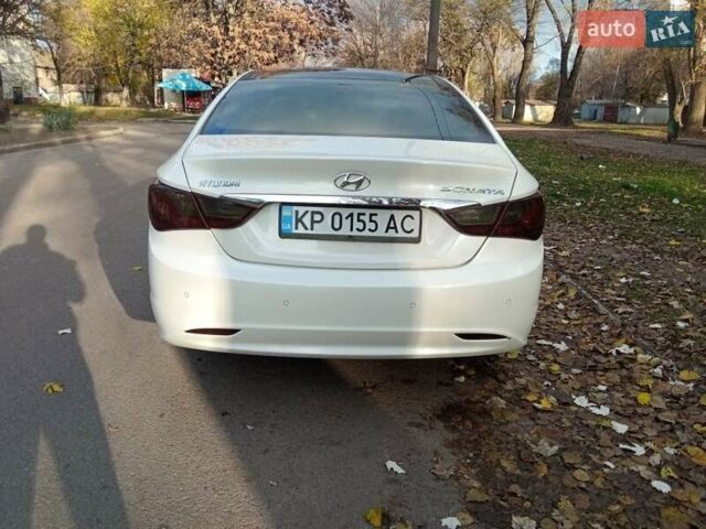 Белый Хендай Соната, объемом двигателя 2.4 л и пробегом 218 тыс. км за 6800 $, фото 2 на Automoto.ua