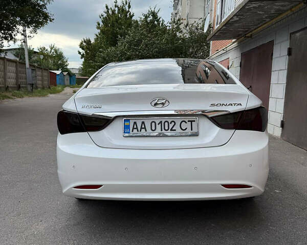 Белый Хендай Соната, объемом двигателя 2.4 л и пробегом 224 тыс. км за 9300 $, фото 3 на Automoto.ua