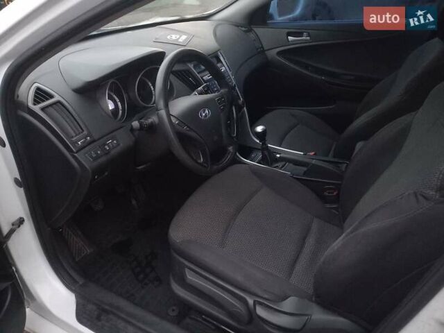 Белый Хендай Соната, объемом двигателя 2 л и пробегом 197 тыс. км за 7500 $, фото 7 на Automoto.ua