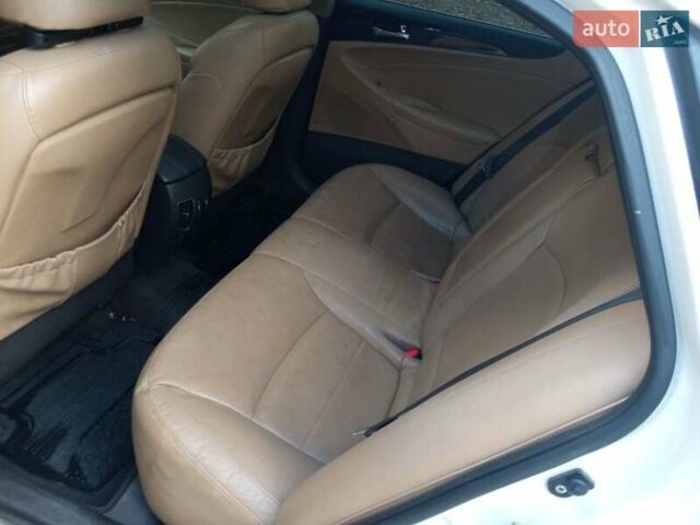 Белый Хендай Соната, объемом двигателя 2.4 л и пробегом 218 тыс. км за 6800 $, фото 15 на Automoto.ua