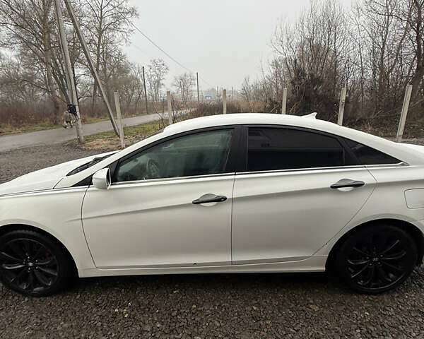 Білий Хендай Соната, об'ємом двигуна 2.36 л та пробігом 250 тис. км за 7000 $, фото 1 на Automoto.ua