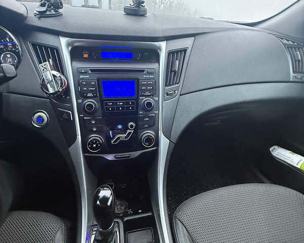 Білий Хендай Соната, об'ємом двигуна 2.36 л та пробігом 250 тис. км за 7000 $, фото 8 на Automoto.ua