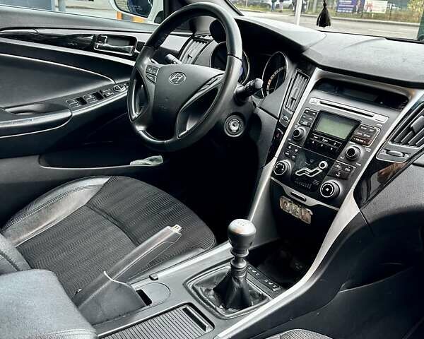 Белый Хендай Соната, объемом двигателя 2 л и пробегом 160 тыс. км за 7500 $, фото 13 на Automoto.ua