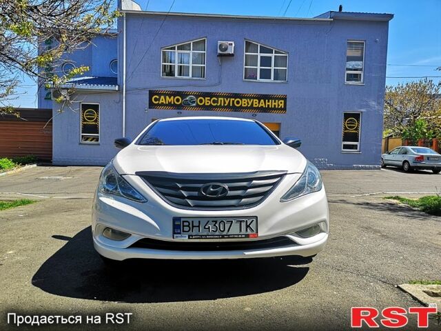 Белый Хендай Соната, объемом двигателя 2 л и пробегом 206 тыс. км за 8000 $, фото 2 на Automoto.ua