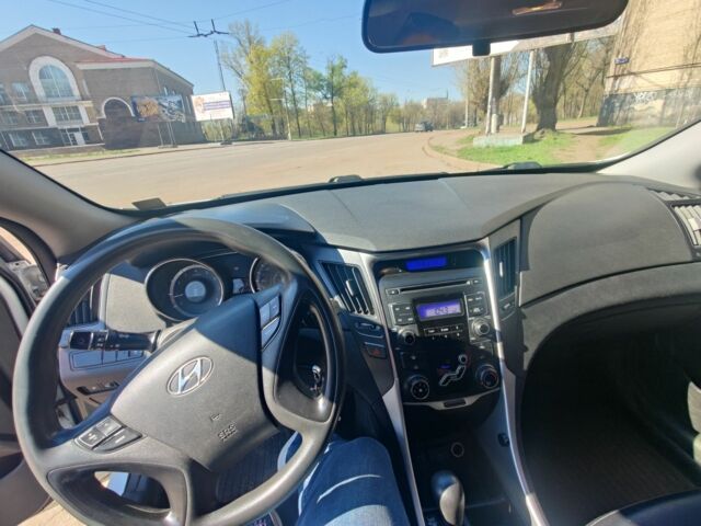 Белый Хендай Соната, объемом двигателя 2 л и пробегом 290 тыс. км за 6000 $, фото 7 на Automoto.ua