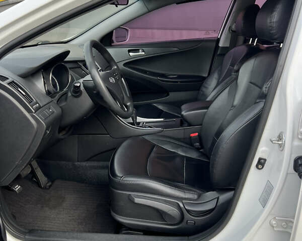 Хендай Соната 2011 в Киеве на Automoto.ua Белый Хендай Соната, объемом двигателя 2 л и пробегом 291 тыс. км за 7600 $, фото 13 на Automoto.ua