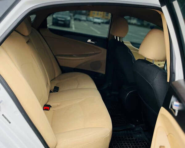 Білий Хендай Соната, об'ємом двигуна 2.4 л та пробігом 278 тис. км за 7200 $, фото 10 на Automoto.ua