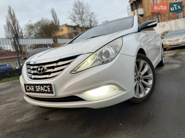 Белый Хендай Соната, объемом двигателя 2.36 л и пробегом 230 тыс. км за 9850 $, фото 3 на Automoto.ua