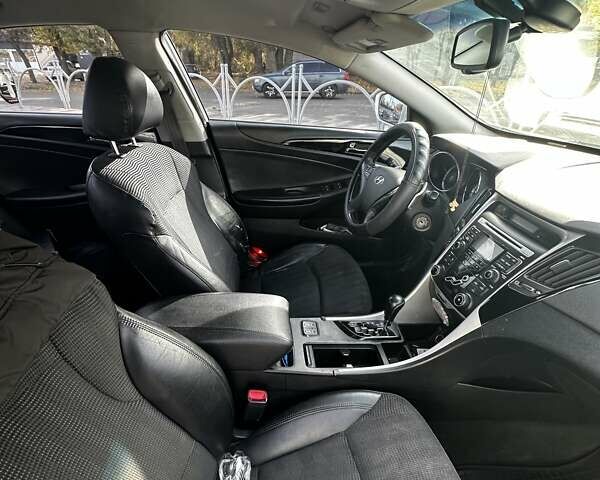 Білий Хендай Соната, об'ємом двигуна 2.36 л та пробігом 197 тис. км за 8000 $, фото 11 на Automoto.ua