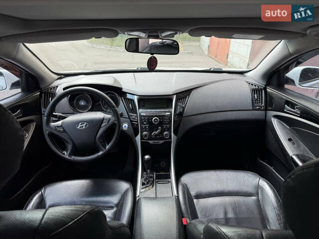 Белый Хендай Соната, объемом двигателя 2.4 л и пробегом 224 тыс. км за 9300 $, фото 17 на Automoto.ua