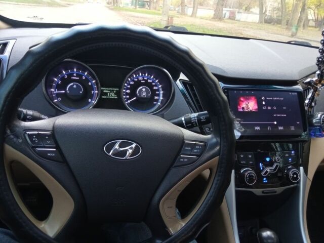 Белый Хендай Соната, объемом двигателя 0 л и пробегом 218 тыс. км за 6800 $, фото 10 на Automoto.ua