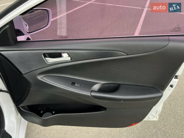 Хендай Соната 2011 в Киеве на Automoto.ua Белый Хендай Соната, объемом двигателя 2 л и пробегом 291 тыс. км за 7600 $, фото 14 на Automoto.ua