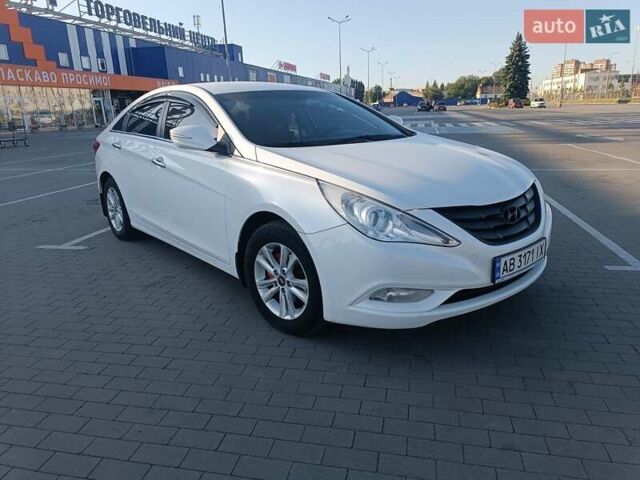 Белый Хендай Соната, объемом двигателя 2 л и пробегом 190 тыс. км за 7900 $, фото 1 на Automoto.ua