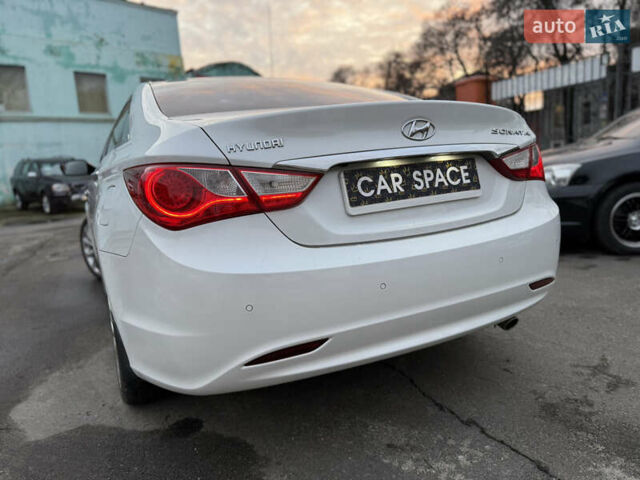 Белый Хендай Соната, объемом двигателя 2.36 л и пробегом 230 тыс. км за 9850 $, фото 12 на Automoto.ua