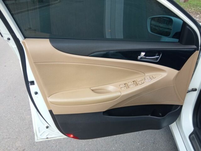 Белый Хендай Соната, объемом двигателя 0 л и пробегом 218 тыс. км за 6800 $, фото 12 на Automoto.ua