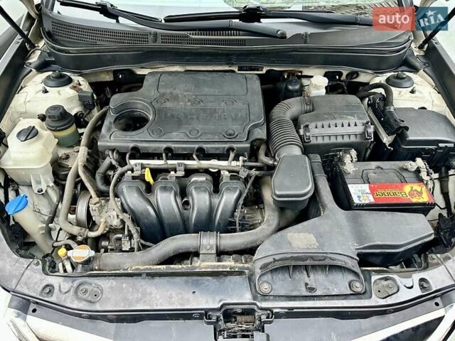 Белый Хендай Соната, объемом двигателя 2 л и пробегом 160 тыс. км за 7500 $, фото 16 на Automoto.ua