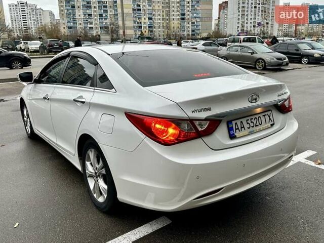 Белый Хендай Соната, объемом двигателя 2 л и пробегом 160 тыс. км за 7500 $, фото 4 на Automoto.ua