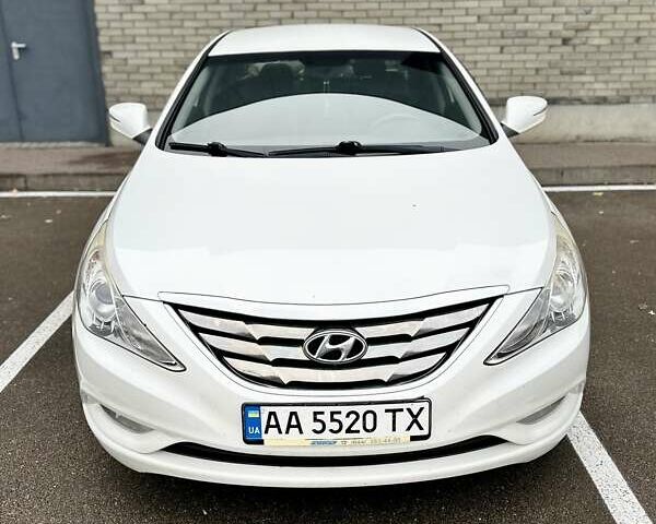 Белый Хендай Соната, объемом двигателя 2 л и пробегом 160 тыс. км за 7500 $, фото 9 на Automoto.ua