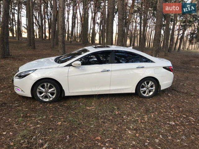 Белый Хендай Соната, объемом двигателя 2.36 л и пробегом 288 тыс. км за 7200 $, фото 1 на Automoto.ua