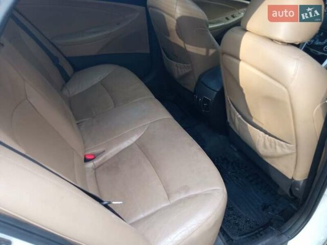 Белый Хендай Соната, объемом двигателя 2.4 л и пробегом 218 тыс. км за 6800 $, фото 18 на Automoto.ua